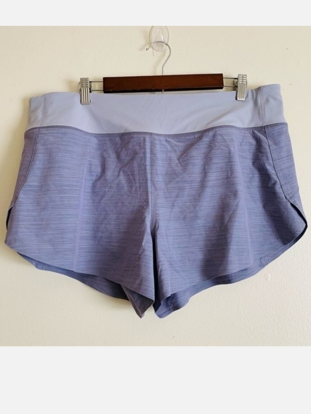 Athleta Run With It Texture Shorta LARGE